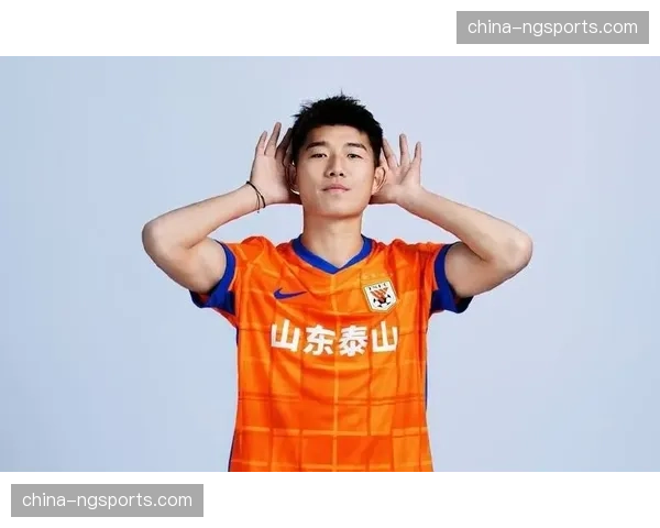 山东泰山小球迷冲入场内获赠球星球衣，被安保人员带离