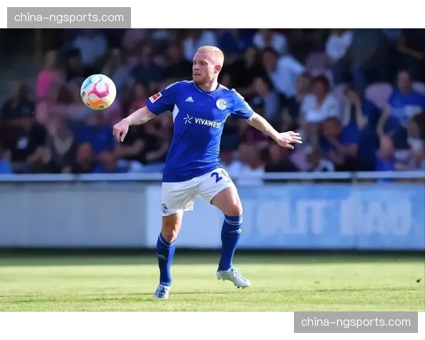 特写：南特老将莫莱在主场告别战中被提前换下，接受全场掌声